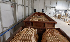 Muitininkai sulaikė po plytomis vagone slėptą cigarečių kontrabandą