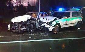 Kaune policininkai persekiodami bėglį pateko į avariją