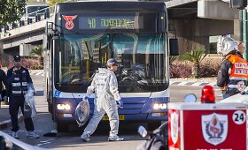 Palestinietis Tel Avivo miesto autobuse peiliu sužeidė 10 žmonių
