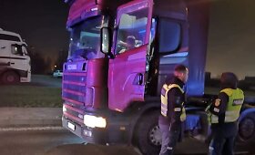 Klaipėdoje sulaikytas vielinę tvorą tempęs vilkikas
