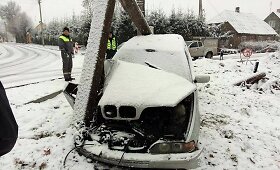 Roki&scaron;kyje dėl slidaus kelio BMW trenkėsi į stulpą