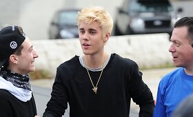 Plaukus nusidažęs Justinas Bieberis tapo platininiu blondinu