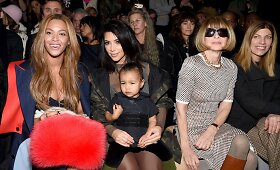 Kim Kardashian su dukra North per Kanye Westo kolekcijos pristatymą