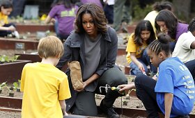Michelle Obama su vaikais sėjo daržoves Baltųjų rūmų sode