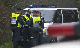 Vilniuje į medį trenkėsi vilkikas, sužalotas vairuotojas