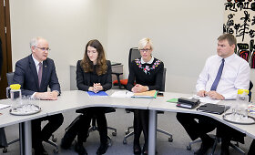 Spręsti ginčo susirinko &scaron;vietimo profsąjungų ir Vyriausybės atstovai