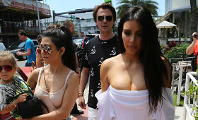 Kim Kardashian su &scaron;eima ir draugėmis i&scaron;vyko apsipirkti