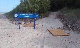 Vandalų suniokota Klaipėdos paplūdimių infrastruktūra