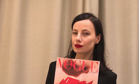 Agnės Kuzmickaitės kurtas kombinezonas, kurį vilki &bdquo;Vogue Portugal&ldquo; pozuojantis modelis