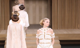 Paryžiaus auk&scaron;tosios mados savaitė: &bdquo;Chanel&ldquo; 2016 m. pavasario-vasaros auk&scaron;tosios mados kolekcija