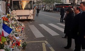 Prancūzijos ir Britanijos lyderiai aplankė atakų taikiniu tapusius koncertų rūmus Paryžiuje