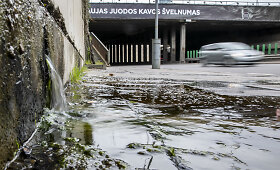 Gedimino pr. stotelėje &bdquo;&scaron;altinėlis&ldquo; &ndash; vanduo sunkiasi jau kelintą mėnesį