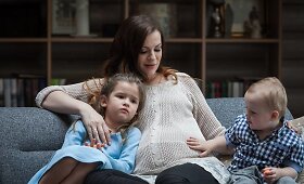 Besilaukianti Mingailė Kalnietė įsiamžino fotosesijoje su vaikais