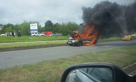Panevėžyje atvira ugnimi liepsnojo &bdquo;Audi 80&ldquo; automobilis