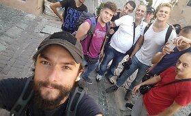 Vidmantas Balkūnas ir Paulius Ramanauskas su pabėgėliais Izmire (Turkija)