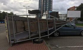 Stiprus vėjas Vakarų Lietuvoje vartė medžius