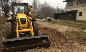 Ekskavatorius perkasė įvažiavimą į kiemą