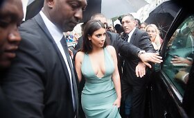 Gili Kim Kardashian i&scaron;kirptė &bdquo;Valentino&ldquo; kolekcijos pristatyme traukė aplinkinių žvilgsnius