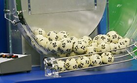 JAV pensininkė loterijoje laimėjo aukso puodą, 590 mln. dolerių