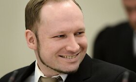 Su &scaron;ypsena į teismą atvykęs Andersas Behringas Breivikas vėl vaizdavo supermeną 