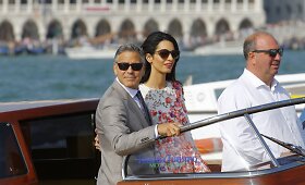 Jaunavedžiai George'as Clooney ir Amal Alamuddin po vestuvių plaukiojo po Veneciją