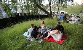 Į &bdquo;Sel&ldquo; koncertą nepatekę klaipėdiečiai rengia piknikus &scaron;alia vasaros estrados