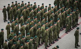 Į atsargą i&scaron;leisti paskutiniai 2015 m. &scaron;aukimo nuolatinės privalomosios pradinės karo tarnybos kariai