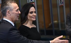 Angelina Jolie NATO būstinėje Briuselyje