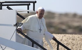 Popiežius Pranci&scaron;kus atvyko į neteisėtų migrantų Meka tapusią Lampedūzos salą
