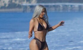 Kim Kardashian parodė 5 mėnesius sporto salėje tobulintą kūną