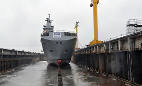 Prancūzijoje į vandenį nuleistas pirmasis Rusijos &bdquo;Mistral&ldquo; tipo karo laivas