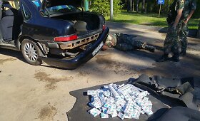 Kontrabandininko i&scaron; Baltarusijos melas paai&scaron;kėjo i&scaron;ardžius jo automobilį
