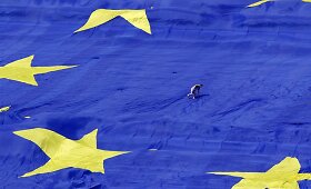 Rumunijos sostinėje i&scaron;tiesta didesnė nei futbolo aik&scaron;tė Europos Sąjungos vėliava