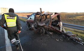 Autostradoje sunkvežimis sudaužė pasibaigus degalams sustojusį &bdquo;Renault&ldquo;