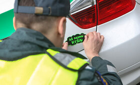 Kelių policijos pareigūnai ant tarnybinių automobilių klijuoja lipdukus &bdquo;A&scaron; neimu ky&scaron;io&ldquo;