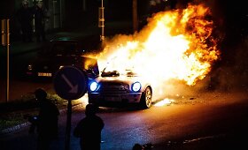 Stokholmo priemiestyje jaunimas mėtė į policiją akmenis ir degino automobilius