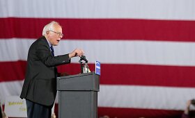 Bernie Sandersas vejasi Hillary Clinton