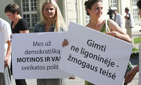 Norinčios gimdyti namuose moterys piketavo prie Sveikatos apsaugos ministerijos