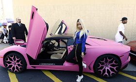 Nicki Minaj į savo mados linijos pristatymą atvyko rožiniu &bdquo;Lamborghini&ldquo;