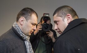 Rumunijos piliečiai Vilniuje i&scaron;girdo nuosprendį bankomato duomenų vagystės byloje