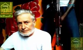Inžinieriui Francis Collompui pasprukus nuo pagrobėjų džiūgauja jo žmona Anne-Marie