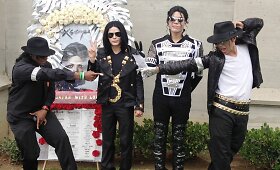 Per penktąsias Michaelo Jacksono mirties metines į kapines sugužėjo &scaron;imtai jo gerbėjų 