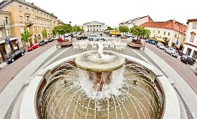 Atvėsę orai i&scaron;tu&scaron;tino miesto gatves ir lauko kavines