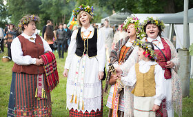 Joninės Trakų Vokės dvaro sodyboje