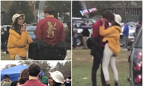 Malia Obama nufotografuota besibučiuojanti su vaikinu