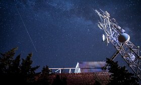Krentančių žvaigždžių i&scaron;braižytas naktinis rugpjūčio dangus