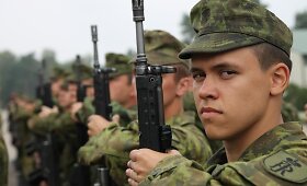 Didžiojo Lietuvos etmono Jonu&scaron;o Radvilos mokomajame pulke penktadienį Lietuvos Respublikai prisiekė vir&scaron; 50 Bazinio kario savanorio įgūdžių kursą baigusių karių savanorių
