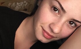 Dainininkė Demi Lovato be makiažo