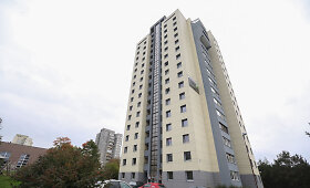 Vilniaus Lazdynų daugiabutyje gyvatukai &scaron;ildomi i&scaron; ventiliacijos sklindančiu &scaron;iltu oru
