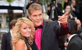 &bdquo;Gelbėtojų&ldquo; žvaigždė Davidas Hasselhoffas ir jo 28 metais jaunesnė mylimoji